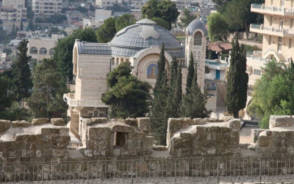 En dessous de l'église Saint Pierre, sur lde flanc du mont Sion, on peut voir les pièces taillées dans la pierre depuis l'époque du Second Temple (Crédit : Shmuel Bar-Am)