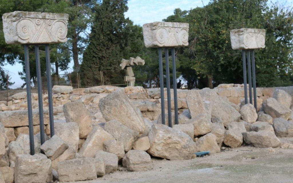 Les chapiteaux décoratifs Proto-éoliques, qui se trouvaient autrefois sur des colonnes, sont vieux de plus de 2 500 ans (Crédit : Shmuel Bar-Am)