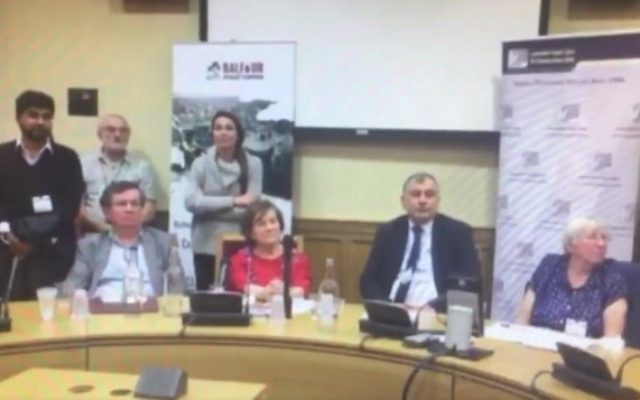 Jenny Tonge, la parlementaire britannique et d'autres intervenants écoutent durant une rencontre anti-Israël à la Chambre des Lords le 25 octobre 2016, pendant qu'un membre du public accuse les juifs d'avoir contrarié Hitler au point de commettre le génocide de la Shoah. (Crédit : capture d'écran Facebook) Jenny Tonge, la parlementaire britannique et d'autres intervenants écoutent durant une rencontre anti-Israël à la Chambre des Lords le 25 octobre 2016, pendant qu'un membre du public accuse les juifs d'avoir contrarié Hitler au point de commettre le génocide de la Shoah. (Crédit : capture d'écran Facebook)