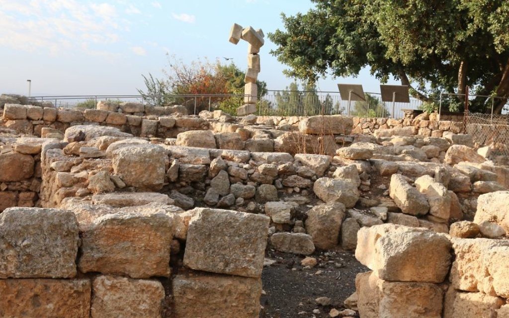 Une sculpture de « pierres croulants  » derrière les fouilles archéologiques à Ramat Rachel (Crédit : Shmuel Bar-Am)