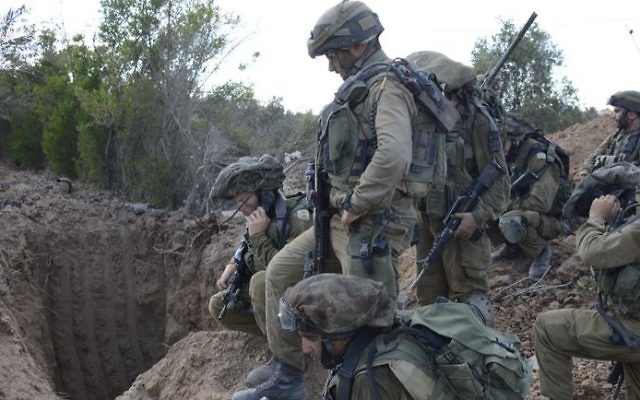 Ouverture d'un tunnel découvert par l'armée israélienne dans la bande de Gaza, le 20 juillet 2014. Illustration. (Crédit : armée israélienne)
