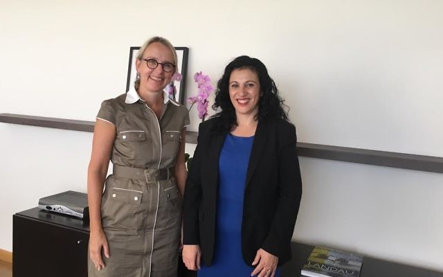 Hélène Le Gal (g) et Nurit Koren (Crédit : Ambassade de France en Israël