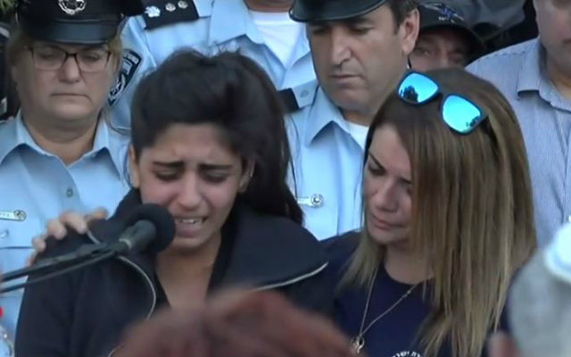 Noy Kirma pendant les funérailles de son mari, le premier sergent Yosef Kirma, tué pendant une attaque terroriste à Jérusalem, le 9 octobre 2016. (Crédit : capture d'écran Ynet) Noy Kirma pendant les funérailles de son mari, le premier sergent Yosef Kirma, tué pendant une attaque terroriste à Jérusalem, le 9 octobre 2016. (Crédit : capture d'écran Ynet)