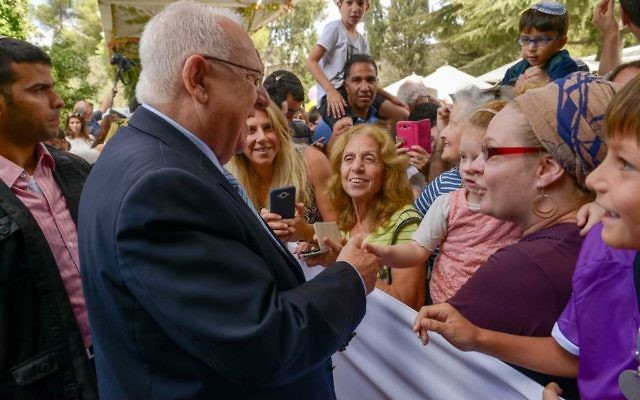 Le président israélien Reuben Rivlin accueille les visiteurs lors de la "Soucca ouverte" à Jérusalem, le 19 octobre 2016. (Crédits : Roy Berkovich / GPO) Le président israélien Reuben Rivlin accueille les visiteurs lors de la "Soucca ouverte" à Jérusalem, le 19 octobre 2016. (Crédits : Roy Berkovich / GPO)