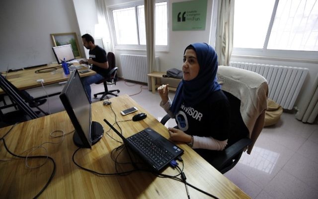 Des Palestiniens dans les bureaux de Red Crow, une start-up qui surveille les évènements sécuritaires et envoie des alertes en temps réel et des cartes à ses clients, à Ramallah, le 17 août 2016. (Crédit : AFP/Abbas Momani) Des Palestiniens dans les bureaux de Red Crow, une start-up qui surveille les évènements sécuritaires et envoie des alertes en temps réel et des cartes à ses clients, à Ramallah, le 17 août 2016. (Crédit : AFP/Abbas Momani)