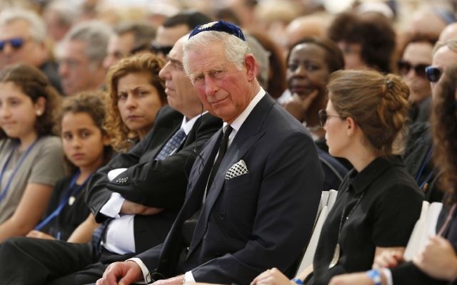 Le Prince Charles lors des funérailles de Shimon Peres, à Jérusalem, le 30 septembre 2016. (Crédit : Abir Sultan/Pool/AFP)