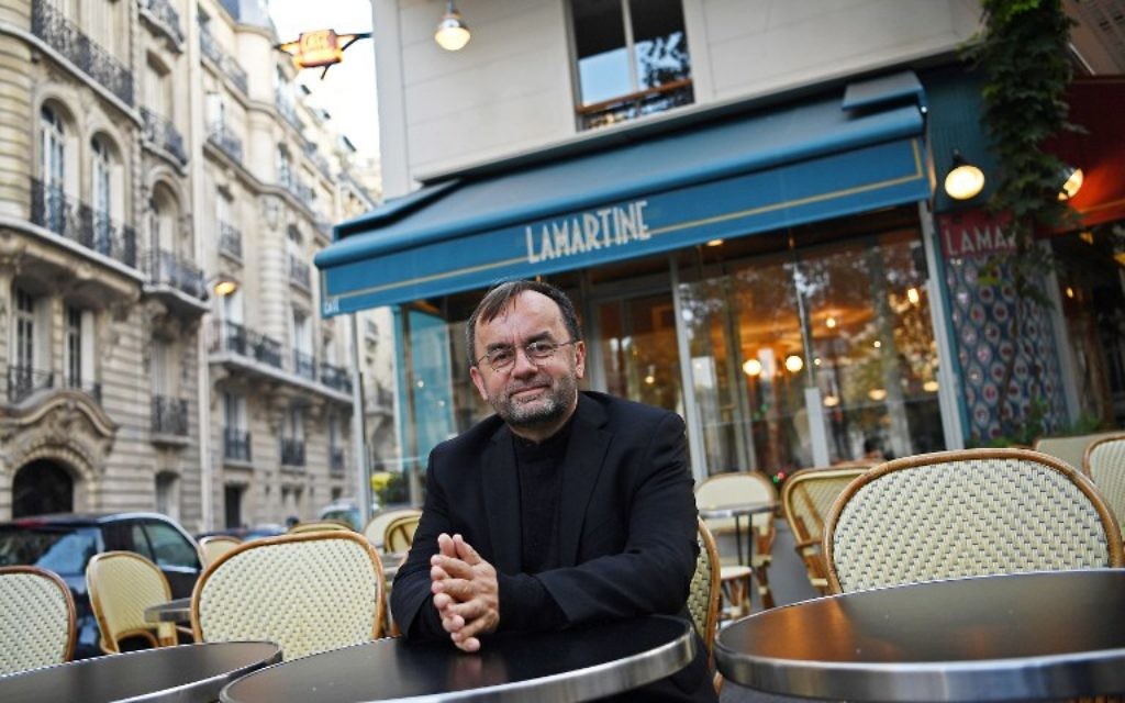 Le père Patrick Desbois, fondateur français de l'association Yahad In Unum et directeur du service de l'Eglise de France pour les relations avec le judaïsme, à Paris, le 12 octobre 2016. (Crédit : AFP/ Christophe Archambault) Le père Patrick Desbois, fondateur français de l'association Yahad In Unum et directeur du service de l'Eglise de France pour les relations avec le judaïsme, à Paris, le 12 octobre 2016. (Crédit : AFP/ Christophe Archambault)