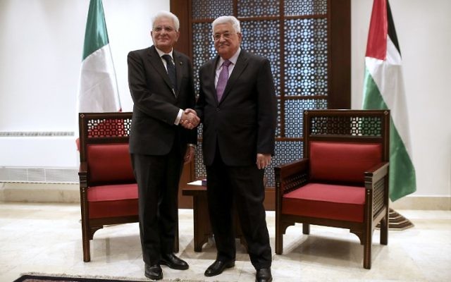 Mahmoud Abbas, le président de l'Autorité palestinienne (à droite) et le président italien Sergio Mattarella à Bethléem, en Cisjordanie, le 1er novembre 2016. (Crédit : AFP/Fadi Arouri) Mahmoud Abbas, le président de l'Autorité palestinienne (à droite) et le président italien Sergio Mattarella à Bethléem, en Cisjordanie, le 1er novembre 2016. (Crédit : AFP/Fadi Arouri)