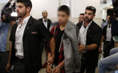 Un mineur palestinien, dont le nom est sous embargo, a été condamné à 12 ans de prison pour la tentative du meurtre de deux Israéliens dans une attaque ne couteau en octobre 2015, par la cour du district de Jérusalem, le 7 novembre 2016. (Crédit : AFP/Ahmad Gharabli)