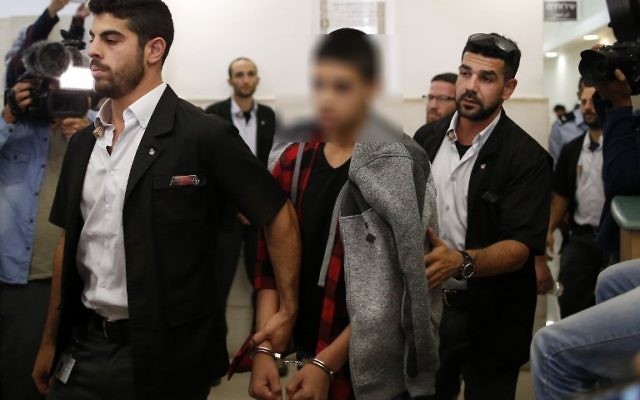 Un mineur palestinien, dont le nom est sous embargo, a été condamné à 12 ans de prison pour la tentative du meurtre de deux Israéliens dans une attaque ne couteau en octobre 2015, par la cour du district de Jérusalem, le 7 novembre 2016. (Crédit : AFP/Ahmad Gharabli)