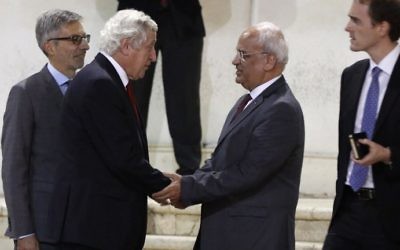 Le négociateur palestinien Saeb Erekat (2° à droite) et l'envoyé spécial de la France pour le processus de paix au Moyen orient, Pierre Vimont (2° à gauche) avant qu'il ne rencontre le président de l'Autorité palestinienne Mahmoud Abbas à Ramallah, en Cisjordanie, le 7 novembre 2016. (Crédit : AFP/Abbas Momani)
