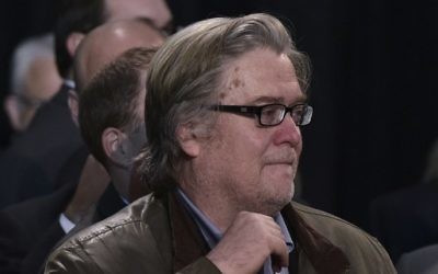 Stephen Bannon pendant le discours de Donald Trump, alors candidat républicain à l'élection présidentielle américaine, pendant le dernier meeting de la campagne, à Grand Rapids, Michigan, le 7 novembre 2016. (Crédit : AFP/Mandel Ngan)