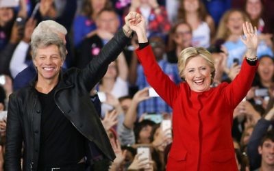 Hillary Clinton et Jon Bon Jovi au Colisée de Reynolds sur le campus de l'université d'état de la Caroline du Nord pendant le dernier événement de  campagne avant les élections, à Raleigh, en Caroline du Nord, le 7 novembre 2016 (Crédit : AFP PHOTO / Logan Cyrus)