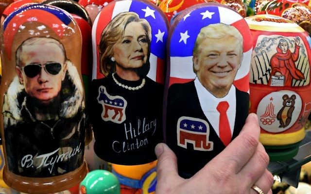 Des poupées russes traditionnelles avec le président russe Vladimir Poutine, la candidate démocrate à la présidentielle américaine Hillary Clinton et le président élu Donald Trump, vendues à Moscou, le 8 novembre 2016. (Crédit : AFP/Kirill Kudryavtsev) Des poupées russes traditionnelles avec le président russe Vladimir Poutine, la candidate démocrate à la présidentielle américaine Hillary Clinton et le président élu Donald Trump, vendues à Moscou, le 8 novembre 2016. (Crédit : AFP/Kirill Kudryavtsev)
