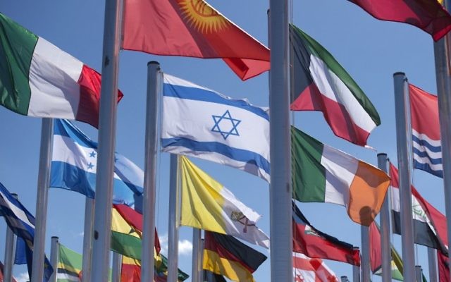 Le drapeau israélien au milieu des autres à la COP22 à Marrakesh Le 8 novembre 2016. (Crédit : AFP / FADEL SENNA)