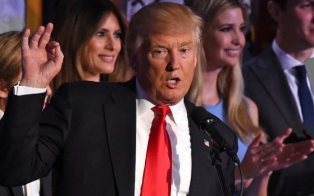 Le président élu Donald Trump, entouré de sa famille, s'adresse à ses partisans le soir de l'élection à New York, le 9 novembre 2016. (Crédit : AFP/Timothy A. Clary)