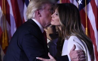 Le président élu Donald Trump et son épouse Melania après son discours de victoire à New York, le 8 novembre 2016. (Crédit : AFP/Saul Loeb)