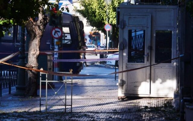 Le kiosque de sécurité à l'entrée de l'ambassade de France dans le centre d'Athènes, après que deux motocyclistes aient lancé une grenade et blessé la garde, le 10 novembre 2016 (Crédit : AFP PHOTO / LOUISA GOULIAMAKI) Le kiosque de sécurité à l'entrée de l'ambassade de France dans le centre d'Athènes, après que deux motocyclistes aient lancé une grenade et blessé la garde, le 10 novembre 2016 (Crédit : AFP PHOTO / LOUISA GOULIAMAKI)