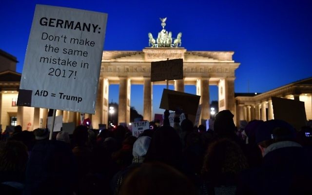 Des manifestants protestent contre l'élection de Donald Trump à la présidence des Etats-Unis à la porte de Brandebourg de Berlin, le 12 novembre 2016. (Crédit : AFP/ John MacDougall) Des manifestants protestent contre l'élection de Donald Trump à la présidence des Etats-Unis à la porte de Brandebourg de Berlin, le 12 novembre 2016. (Crédit : AFP/ John MacDougall)