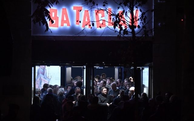 Sortie du Bataclan après le concert de Sting qui marquait la réouverture de la salle après les attentats du 13 novembre 2015, le 12 novembre 2016. (Crédit : Philippe Lopez/AFP) Sortie du Bataclan après le concert de Sting qui marquait la réouverture de la salle après les attentats du 13 novembre 2015, le 12 novembre 2016. (Crédit : Philippe Lopez/AFP)