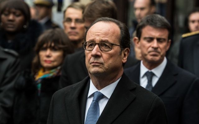 Le président français François Hollande (au centre) après avoir dévoilé une plaque commémorative devant le café Comptoir Voltaire sur le Boulevard Voltaire à Paris, le 13 novembre 2016. (Crédit : Pool/Christophe Petit Tesson)