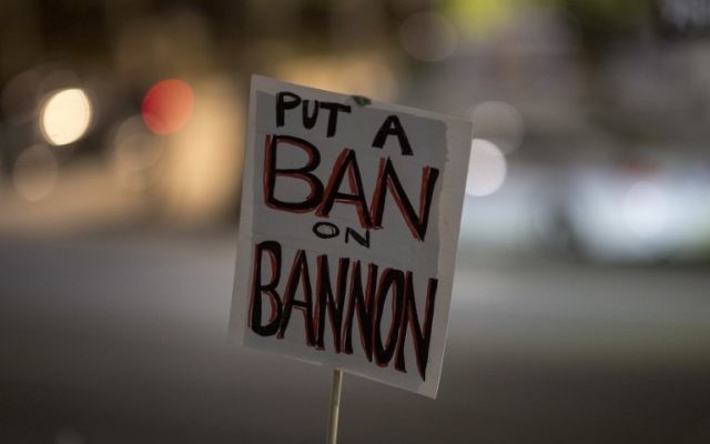 Une pancarte vue pendant une manifestation contre la nomination de Stephen Bannon au poste de stratège en chef de la Maison Blanche par le président américain élu Donald Trump, à Los Angeles, le 16 novembre 2015. (Crédit : AFP/David McNew) Une pancarte vue pendant une manifestation contre la nomination de Stephen Bannon au poste de stratège en chef de la Maison Blanche par le président américain élu Donald Trump, à Los Angeles, le 16 novembre 2015. (Crédit : AFP/David McNew)