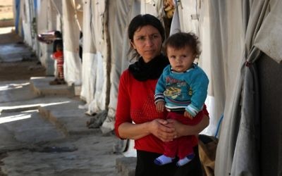 Une femme irakienne déplacée de la communauté Yazidi, qui a fui la violence entre les djihadistes du groupe islamique (EI) et les combattants peshmerga dans la ville de Sinjar, dans le nord du pays, qui se trouve maintenant dans un camp pour les personnes déplacées dans la zone de Sharia, à 15 kilomètres de la ville de Dohuk, le 17 novembre 2016. (Crédit : Safin Hamed/AFP)