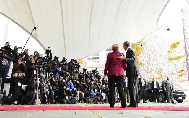 La chancelière allemande Angela Merkel et le président des Etats-Unis Barack Obama avant une rencontre entre le président et les dirigeants de l'Union européenne, à la Chancellerie, à Berlin, le 18 novembre 2016. (Crédit : AFP/Tobias Schwarz)