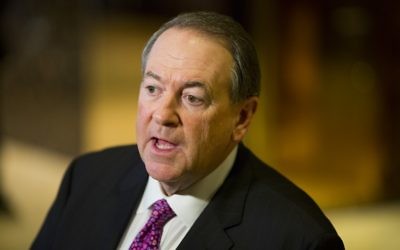 L'ancien gouverneur républicain de l'Arkansas Mike Huckabee dans la Trump Tower, àNew York City, le 18 novembre 2016. (Crédit : AFP/Dominick Reuter)