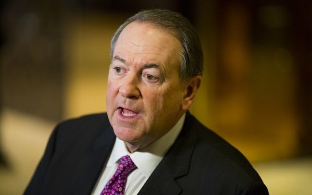 L'ancien gouverneur républicain de l'Arkansas Mike Huckabee dans la Trump Tower, àNew York City, le 18 novembre 2016. (Crédit : AFP/Dominick Reuter)