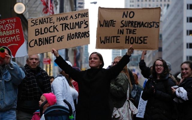 Une femme manifeste contre le président américain élu Donald Trump devant la Trump Tower, à New York, le 20 novembre 2016. (Crédit : AFP/Kena Betancur)