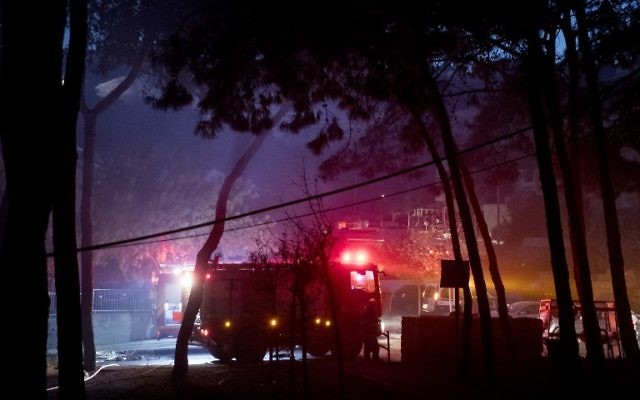 Des pompiers à Haifa, le 24 novembre 2016 (Crédit : AFP/Jack Guez) Des pompiers à Haifa, le 24 novembre 2016 (Crédit : AFP/Jack Guez)