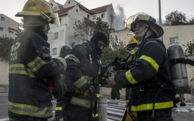 Des pompiers palestiniens aident à éteindre un incendie dans la ville du nord de Haïfa le 24 novembre 2016. (Jack Guez / AFP) Des pompiers palestiniens aident à éteindre un incendie dans la ville du nord de Haïfa le 24 novembre 2016. (Jack Guez / AFP)