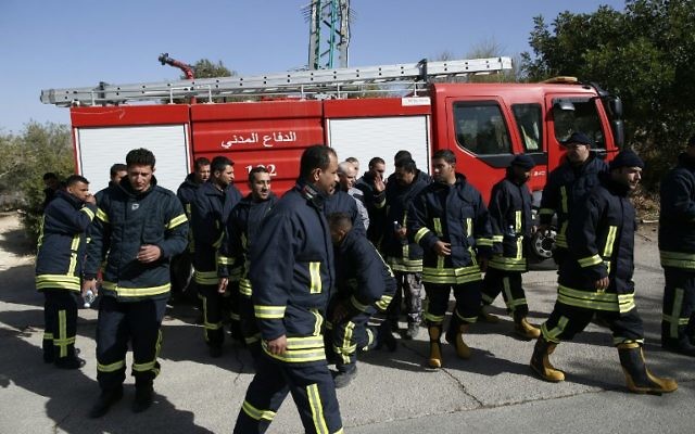 Les pompiers palestiniens arrivent à Nataf, près de Jérusalem, pour aider à éteindre un incendie dans la région, le 26 novembre 2016. (Crédit : Ahmad Gharabli/AFP) Les pompiers palestiniens arrivent à Nataf, près de Jérusalem, pour aider à éteindre un incendie dans la région, le 26 novembre 2016. (Crédit : Ahmad Gharabli/AFP)