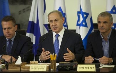 Le Premier ministre Benjamin Netanyahu (au centre) entouré des ministres de la Sécurité intérieure Gilad Erdan (à droite) et des Finances Moshe Kahlon pendant la réunion hebdomadaire du cabinet organisée à Haïfa après les incendies, le 27 novembre 2016. (Crédit : AFP/Pool/Dan Balilty) Le Premier ministre Benjamin Netanyahu (au centre) entouré des ministres de la Sécurité intérieure Gilad Erdan (à droite) et des Finances Moshe Kahlon pendant la réunion hebdomadaire du cabinet organisée à Haïfa après les incendies, le 27 novembre 2016. (Crédit : AFP/Pool/Dan Balilty)