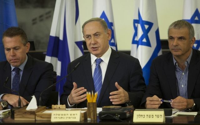 Le Premier ministre Benjamin Netanyahu (au centre) entouré des ministres de la Sécurité intérieure Gilad Erdan (à droite) et des Finances Moshe Kahlon pendant la réunion hebdomadaire du cabinet organisée à Haïfa après les incendies, le 27 novembre 2016. (Crédit : AFP/Pool/Dan Balilty) Le Premier ministre Benjamin Netanyahu (au centre) entouré des ministres de la Sécurité intérieure Gilad Erdan (à droite) et des Finances Moshe Kahlon pendant la réunion hebdomadaire du cabinet organisée à Haïfa après les incendies, le 27 novembre 2016. (Crédit : AFP/Pool/Dan Balilty)