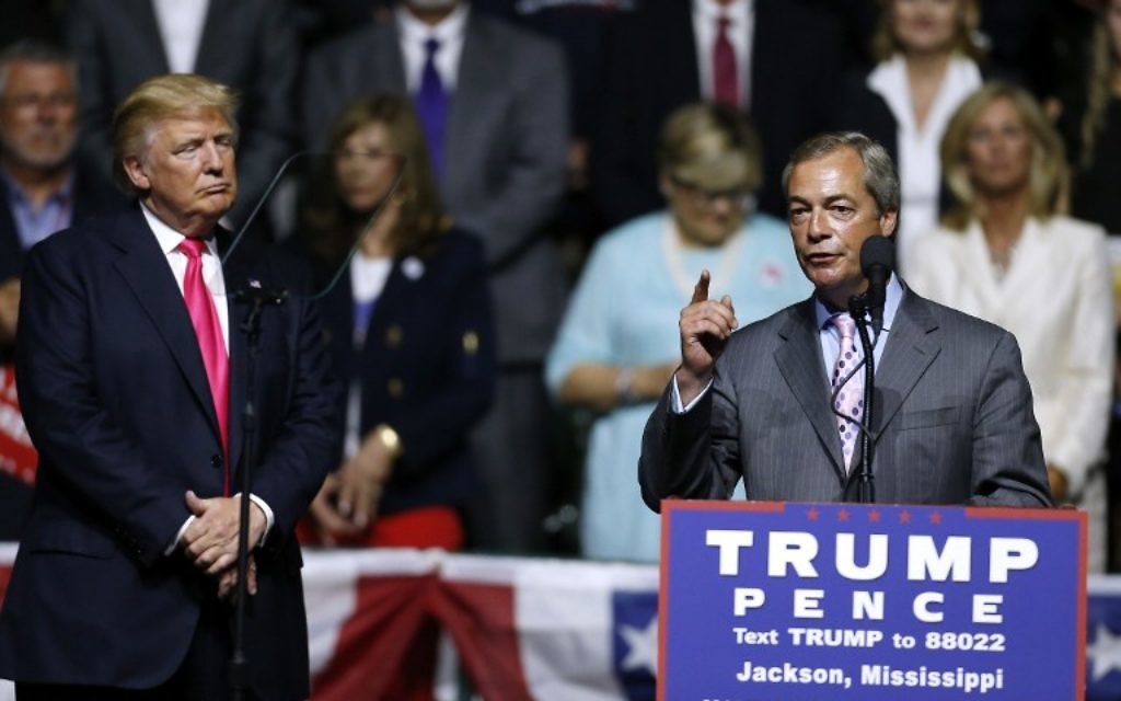 Le candidat républicain à la présidentielle américaine Donald Trump, à gauche, écoute le président du parti indépendant du Royaume-Uni, Nigel Farage, pendant un meeting de campagne à Jackson, Mississippi, le 24 août 2016. (Crédit : AFP/Jonathan Bachman/Getty Images) Le candidat républicain à la présidentielle américaine Donald Trump, à gauche, écoute le président du parti indépendant du Royaume-Uni, Nigel Farage, pendant un meeting de campagne à Jackson, Mississippi, le 24 août 2016. (Crédit : AFP/Jonathan Bachman/Getty Images)