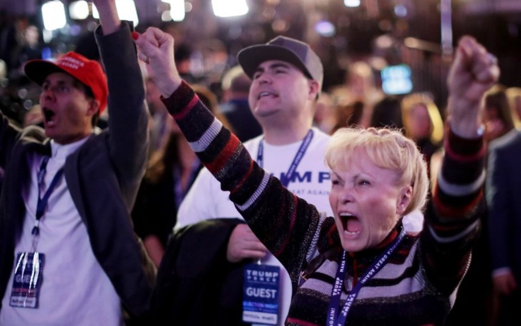 Carol Minor explose pendant la soirée électorale du candidat républicain Donald Trump à New York, le 8 novembre 2016. (Crédit : AFP/Chip Somodevilla/Getty Images) Carol Minor explose pendant la soirée électorale du candidat républicain Donald Trump à New York, le 8 novembre 2016. (Crédit : AFP/Chip Somodevilla/Getty Images)