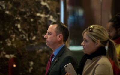 Reince Priebus, président du Comité républicain national et futur directeur de cabinet de la Maison Blanche, dans le hall de la Trump Tower à New York, le 11 novembre 2016. (Crédit : Drew Angerer/Getty Images/AFP)