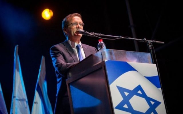 Isaac Herzog, chef de l'opposition, pendant un rassemblement commémorant les 21 ans de l’assassinat du Premier ministre Yitzhak Rabin, place Rabin à Tel Aviv, le 5 novembre 2016. (Crédit : Miriam Alster/Flash90)