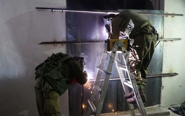 Les soldats israéliens ont scellé un atelier qui aurait fabriqué des armes illégales à Yatta, en dehors de Hébron, tôt le matin le 8 novembre 2016 (Crédit : Unité des porte-parole de l'armée israélienne) Les soldats israéliens ont scellé un atelier qui aurait fabriqué des armes illégales à Yatta, en dehors de Hébron, tôt le matin le 8 novembre 2016 (Crédit : Unité des porte-parole de l'armée israélienne)