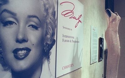 La robe portée par Marilyn Monroe pour chanter un "Happy Birthday" au président John F. Kennedy en 1962 à été vendue pour 4,8 million de dollars à Los Angeles, en novembre 2016. (Crédit : Getty Images/AFP)