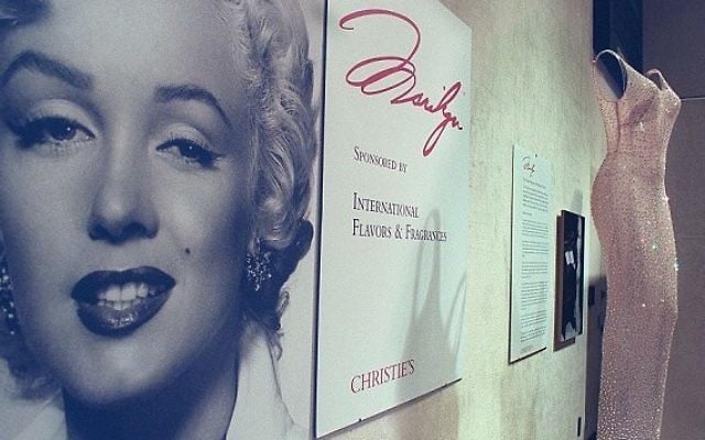 La robe portée par Marilyn Monroe pour chanter un "Happy Birthday" au président John F. Kennedy en 1962 à été vendue pour 4,8 million de dollars à Los Angeles, en novembre 2016. (Crédit : Getty Images/AFP) La robe portée par Marilyn Monroe pour chanter un "Happy Birthday" au président John F. Kennedy en 1962 à été vendue pour 4,8 million de dollars à Los Angeles, en novembre 2016. (Crédit : Getty Images/AFP)