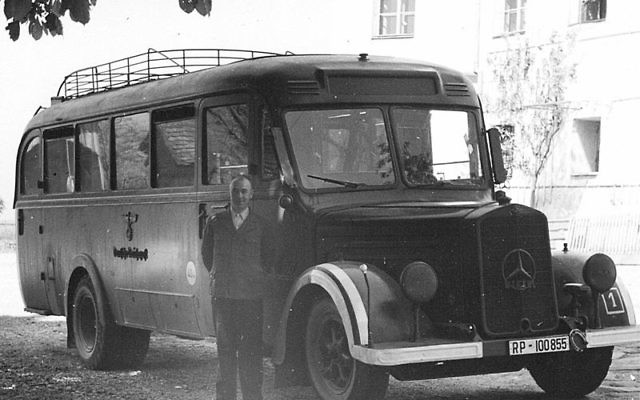Un bus et son chauffeur photographiés devant le centre d'extermination Hartheim d'Allemagne en 1940, où des handicapés physiques et/ou mentaux étaient "euthanasiés" par le programme secret T4. (Crédit : domaine public) Un bus et son chauffeur photographiés devant le centre d'extermination Hartheim d'Allemagne en 1940, où des handicapés physiques et/ou mentaux étaient "euthanasiés" par le programme secret T4. (Crédit : domaine public)