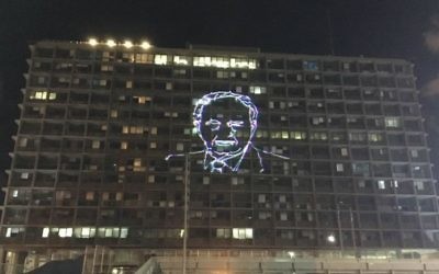 Un portrait de Yitzhak Rabin illumine la maire de Tel Aviv, alors que des dizaines de milliers d'Israéliens se sont rassemblés place Rabin pour marquer le 21e anniversaire de l'assassinat du Premier ministre, le 5 novembre 2016. (Crédit : Iacopo Luzi) Un portrait de Yitzhak Rabin illumine la maire de Tel Aviv, alors que des dizaines de milliers d'Israéliens se sont rassemblés place Rabin pour marquer le 21e anniversaire de l'assassinat du Premier ministre, le 5 novembre 2016. (Crédit : Iacopo Luzi)