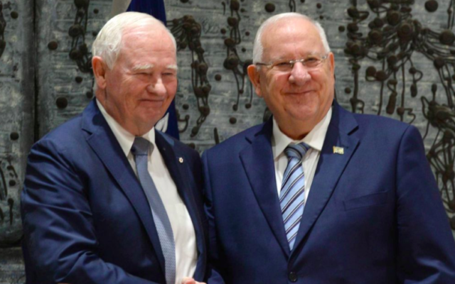 Le président Reuven Rivlin salue le gouverneur général du Canada, David Johnston, à Jérusalem le 2 novembre 2016 (Crédit : Mark Neiman / GPO) Le président Reuven Rivlin salue le gouverneur général du Canada, David Johnston, à Jérusalem le 2 novembre 2016 (Crédit : Mark Neiman / GPO)