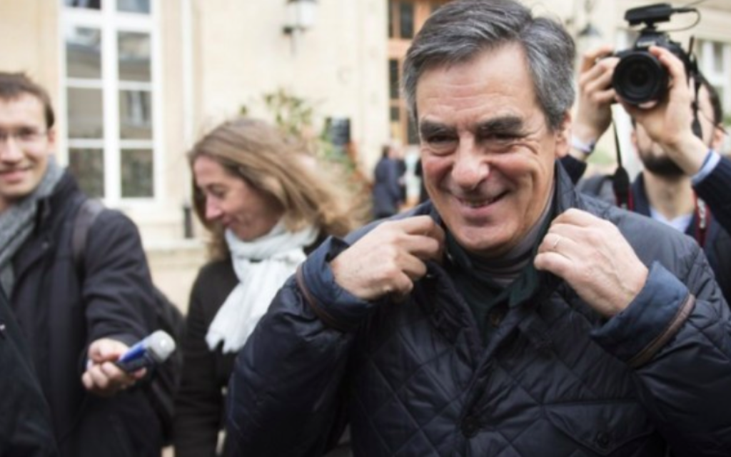 François Fillon, dans un bureau de vote à Paris, le 20 novembre 2016. (Crédit : Martin Bureau/AFP) François Fillon, dans un bureau de vote à Paris, le 20 novembre 2016. (Crédit : Martin Bureau/AFP)