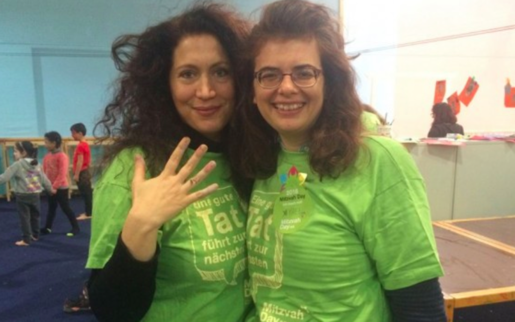 Hannah Dannel, à gauche, et Yael Dinur, à droite, bénévoles au foyer pour réfugiés de  Spandau le 13 novembre 2016. (Crédit : Luke Tress/Times of Israel)