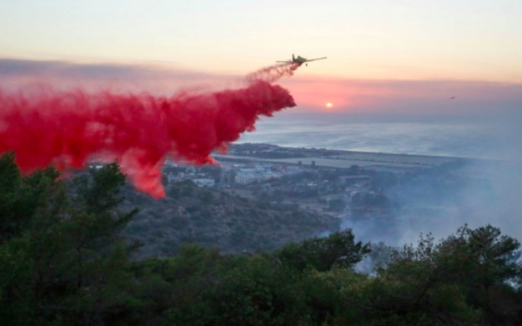 Des avions de lutte contre le feu israéliens essaient d'éteindre un incendie qui fait rage dans la ville de Haïfa, au nord du pays, où un grand incendie a fait rage dans la ville le 24 novembre 2016. (Crédit : Yaakov Cohen/Flash90)