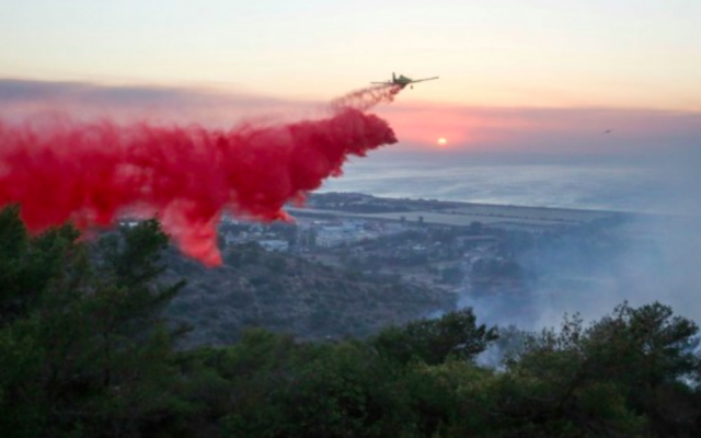 Des avions de lutte contre le feu israéliens essaient d'éteindre un incendie qui fait rage dans la ville de Haïfa, au nord du pays, où un grand incendie a fait rage dans la ville le 24 novembre 2016. (Crédit : Yaakov Cohen/Flash90) Des avions de lutte contre le feu israéliens essaient d'éteindre un incendie qui fait rage dans la ville de Haïfa, au nord du pays, où un grand incendie a fait rage dans la ville le 24 novembre 2016. (Crédit : Yaakov Cohen/Flash90)